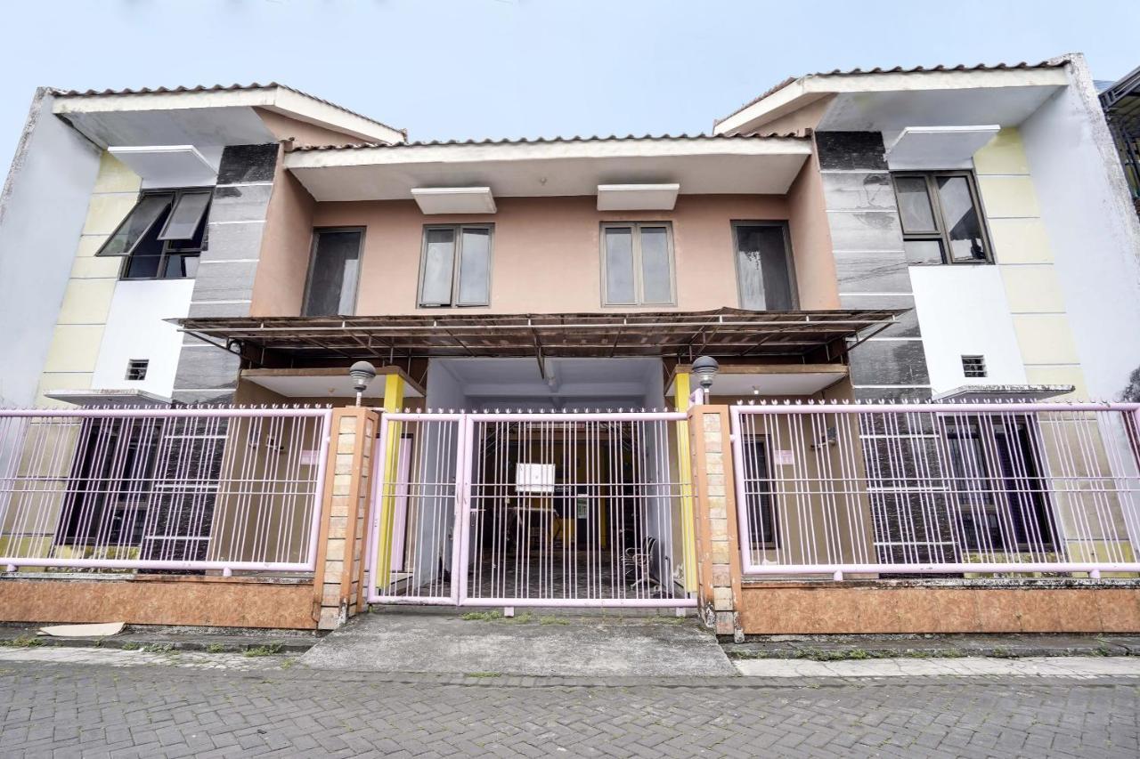 Oyo Life 91626 Rr Kost Putri Syariah Hotel Lumajang Exterior photo